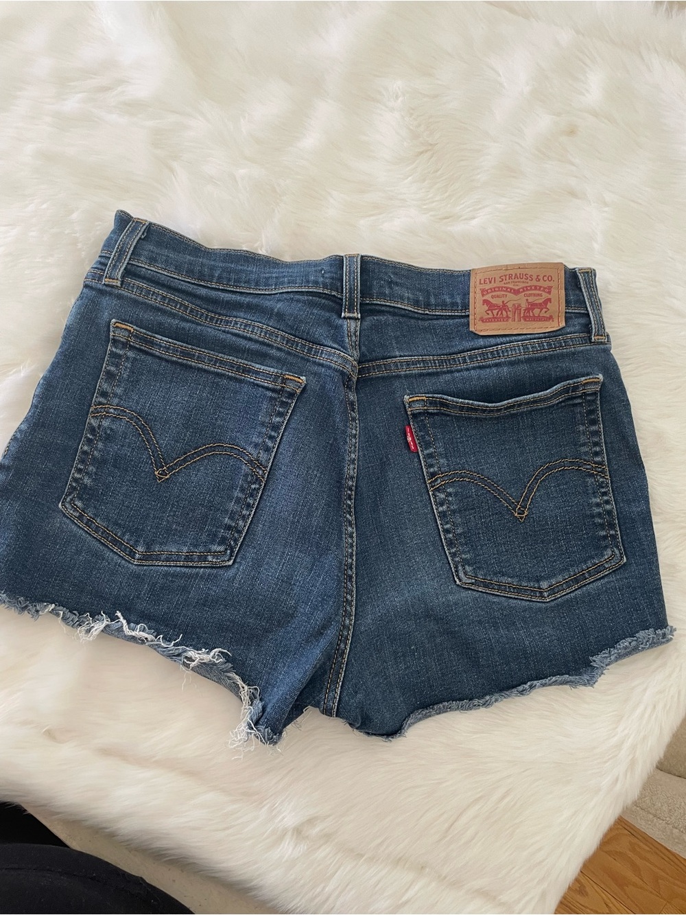 Levi Short High Rise - Picture 2 of 3